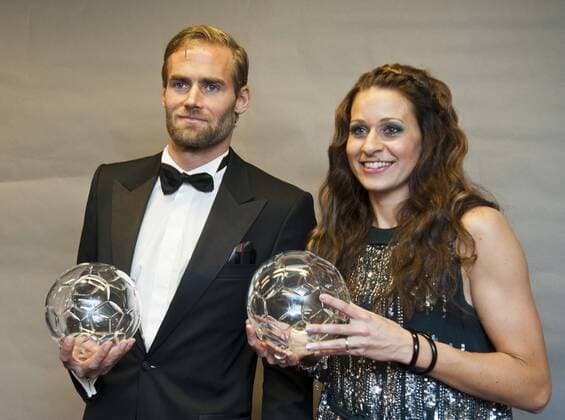 Stockholm 2011 11 07 Fotbollsgalan - Defenders of the Year Olof Mellberg och Charlotte Rohlin KPkod 08002  o0 Preis Award Objekt Preisverleihung, Auszeichnung, Spielerauszeichnung, Ehrung, Spielerehrung