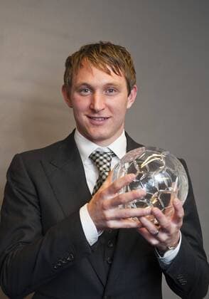 Stockholm 2011 11 07 Fotbollsgalan - Midfielder of the Year Kim Kallstrom KPkod 08002  o0 Preis Award Objekt Preisverleihung, Auszeichnung, Spielerauszeichnung, Ehrung, Spielerehrung