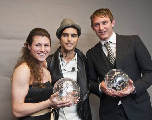 Stockholm 2011 11 07 Fotbollsgalan - Midfielders of the Year Ramona Bachmann and Kim Kallstrom with artist Erik Saade in the middle KPkod 08002  o0 Preis Award Objekt Preisverleihung, Auszeichnung, Spielerauszeichnung, Ehrung, Spielerehrung