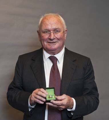 Stockholm 2011 11 07 Fotbollsgalan - Kurt Kurre Hamrin TV Journalist des Jahres KPkod 08002  o0 Preis Award Objekt Preisverleihung, Auszeichnung, Ehrung Reporterpreis