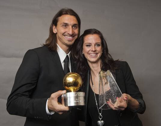 Stockholm 2011 11 07 Fotbollsgalan - Zlatan Ibrahimovic - Guldbollen och Lotta Schelin - Diamantbollen KPkod 08002  o0 Preis Award Objekt Preisverleihung, Auszeichnung, Spielerauszeichnung, Ehrung, Spielerehrung