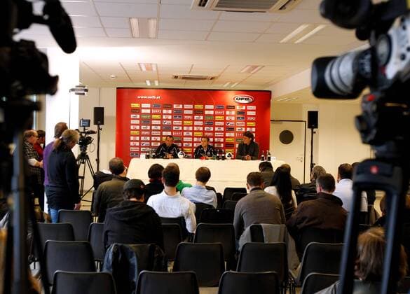 Testspiel, Vorberichte, PK WIEN, 08.NOV.11 - FUSSBALL - ÖFB, Länderspiel, Freundschaftsspiel - Vorberichte, Pressekonferenz Nationalteam Österreich. Bild zeigt Co-Trainer Fritz Schmid, Nationaltrainer Marcel Koller (AUT) und Pressesprecher Peter Klinglmüller (OEFB). Keywords: Uebersicht. 