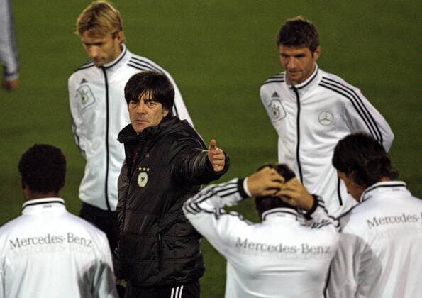 08.11.2011, Fussball, Training der deutschen Nationalmannschaft im Stadion Hoheluft des SC Victoria Hamburg. Besprechung mi. Bundestrainer Joachim Löw (Deutschland)