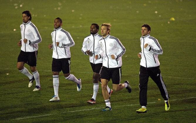 08.11.2011, Fussball, Training der deutschen Nationalmannschaft im Stadion Hoheluft des SC Victoria Hamburg. v.l. Sami Khedira (Deutschland) , Dennis Aogo (Deutschland) , Cacau (Deutschland) , Simon Rolfes (Deutschland) , Thomas Müller (Deutschland)