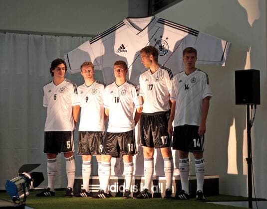 Fussball, Präsentation des neuen adidas-Trikots der deutschen Nationalmannschaft in Hamburg. v.l. Mats Hummels , Andre Schürrle , Toni Kroos , Per Mertesacker , Holger Badstuber o0 Vorschau EM Euro 2012