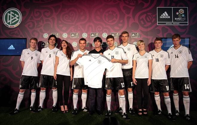 Fussball, Präsentation des neuen adidas-Trikots der deutschen Nationalmannschaft in Hamburg. v.li. Andre Schürrle, Mats Hummels, Model, Lukas Podolski Bundestrainer Joachim Löw, Thomas Müller, Per Mertesacker, Model, Toni Kroos, Holger Badstuber o0 Vorschau EM Euro 2012