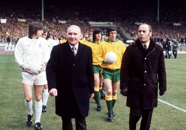 Fußball, Trainerhistorie Norwich City von 1905 bis heute Bill Nicholson the Tottenham Hotspur Manager and Ron Saunders the Manager of Norwich lead their teams out. Tottenham Hotspur v Norwich City. League Cup Final, 3 3 73.  o0 Einmarsch o00 1972