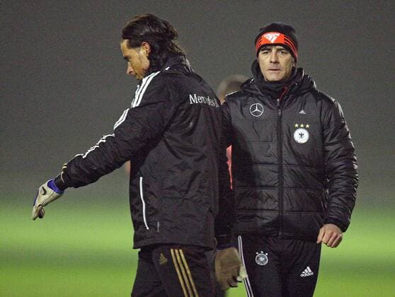 09.11.2011, Fussball, Training der deutschen Nationalmannschaft an der Imtech-Arena Hamburg. v.l. Torwart Tim Wiese (Deutschland) , Bundestrainer Joachim Löw (Deutschland)