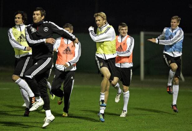 09.11.2011, Fussball, Training der deutschen Nationalmannschaft an der Imtech-Arena Hamburg. Aufwärmübungen