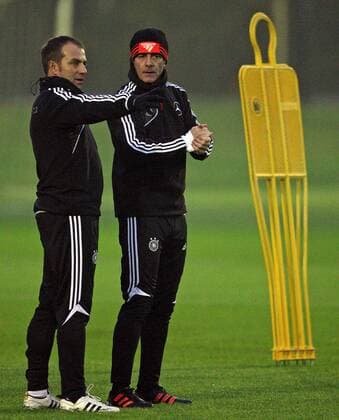 09.11.2011, Fussball, Training der deutschen Nationalmannschaft an der Imtech-Arena Hamburg. v.l. Co-Trainer Hans-Dieter Flick (Deutschland) , Bundestrainer Joachim Löw (Deutschland)