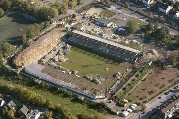Fußball, Stadiongeschichte Alemannia Aachen Luftbild, Tivoli, Fussballstadion Alemannia Aachen, neben Chio-Anlage und im Abbruch befindlichen ehemaligen Stadion der Alemannia Aachen,Bundesliga, Fussballbundesliga, Fußball, Trainingsplätze, Architekt Stefan Nixdorf , Aachen, Rheinland, Deutschland, Nordrhein-Westfalen, Germany, Europa !ACHTUNGxMINDESTHONORARx60xEURO!