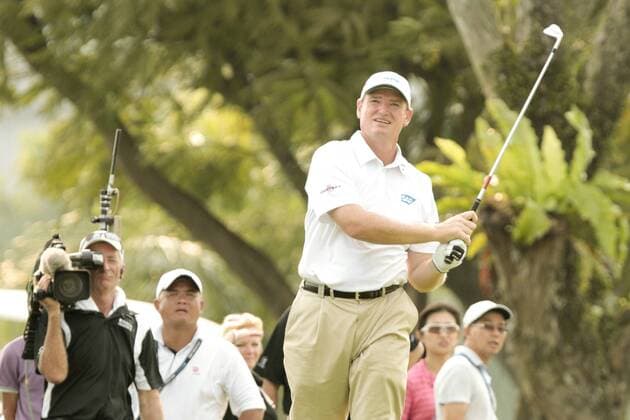 10.11.2011. Singapore. Ernie Els(RSA) observes his approach shot from the edge of the rough of hole 15 Serapong Course during Round 1 of the Barclays Singapore Open 2011, Sentosa Golf Club. xDanielxSweex  ActionPlus11219700 Content restricted for UK based newspaper