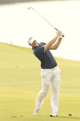 10.11.2011. Singapore. Alexander Noren(SWE) drives his approach from the fairway of hole 15 Serapong Course during Round 1 of the Barclays Singapore Open 2011, Sentosa Golf Club. xDanielxSweex  ActionPlus11219694 Content restricted for UK based newspaper