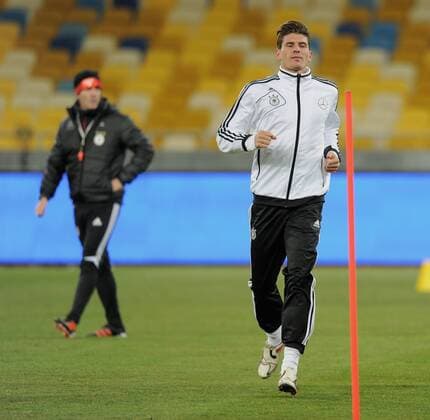 FUSSBALL International DEUTSCHE NATIONALMANNSCHAFT 10.11.2011 Abschlusstraining vor dem Testspiel im Olympiastadion in Kiew Mario GOMEZ (re, Deutschland) beobachtet von Trainer Joachim LOEW (li hinten, Deutschland) 