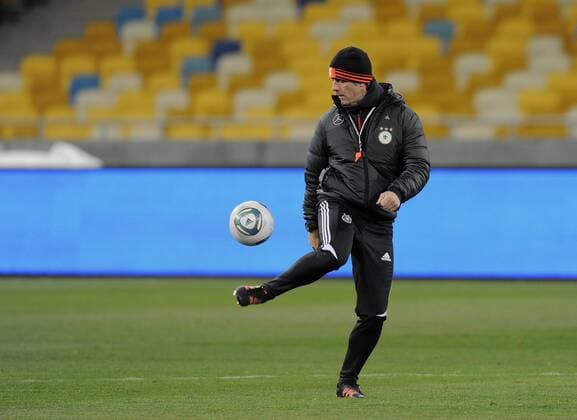 FUSSBALL International DEUTSCHE NATIONALMANNSCHAFT 10.11.2011 Abschlusstraining vor dem Testspiel im Olympiastadion in Kiew Trainer Joachim LOEW (Deutschland) mit Ball 