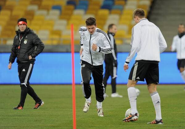 FUSSBALL International DEUTSCHE NATIONALMANNSCHAFT 10.11.2011 Abschlusstraining vor dem Testspiel im Olympiastadion in Kiew Mario GOMEZ (Mitte, Deutschland) beobachtet von Trainer Joachim LOEW (li hinten, Deutschland) 