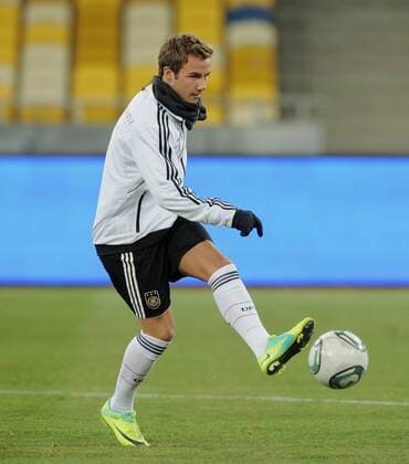 FUSSBALL International DEUTSCHE NATIONALMANNSCHAFT 10.11.2011 Abschlusstraining vor dem Testspiel im Olympiastadion in Kiew Mario GOETZE (Deutschland) am Ball 