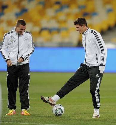 FUSSBALL International DEUTSCHE NATIONALMANNSCHAFT 10.11.2011 Abschlusstraining vor dem Testspiel im Olympiastadion in Kiew Mario GOMEZ (re, Deutschland) und Lukas PODOLSKI (Deutschland) 