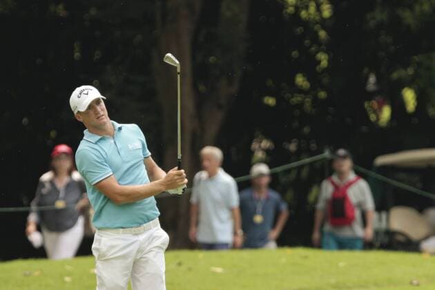 11.11.2011. Singapore. Alexander Noren (SWE) observes his approach shot from the fairway of hole 9 of the Tanjong Course during Round 2 of the Barclays Singapore Open 2011, Sentosa Golf Club. xDanielxSweex  ActionPlus11219838 Content restricted for UK based newspaper
