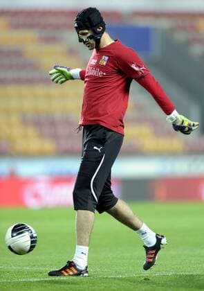 Czech national soccer goalkeeper Petr Cech trains in his new broken nose protective mask on November 10, 2011 prior to the Euro 2012 play-off soccer match against Montenegro, Prague, Czech Republic. (CTKxPhoto VitxSimanek)  CTKPhoto9201111100996401