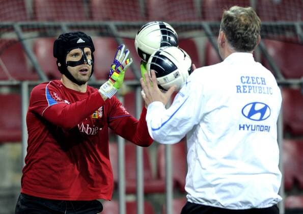 Czech national soccer goalkeeper Petr Cech trains in his new broken nose protective mask on November 10, 2011 prior to the Euro 2012 play-off soccer match against Montenegro, Prague, Czech Republic. (CTKxPhoto VitxSimanek)  CTKPhoto9201111101001201