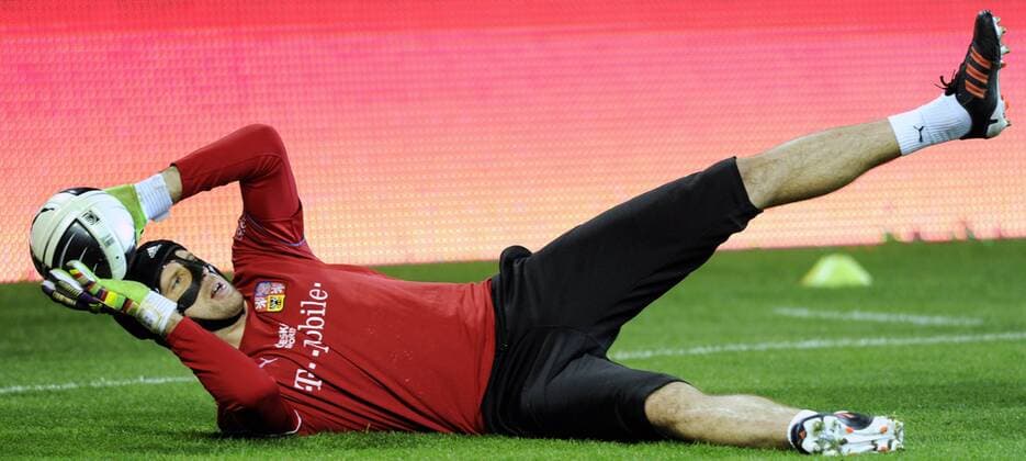 Czech national soccer goalkeeper Petr Cech trains in his new broken nose protective mask on November 10, 2011 prior to the Euro 2012 play-off soccer match against Montenegro, Prague, Czech Republic. (CTKxPhoto VitxSimanek)  CTKPhoto94201111101046601