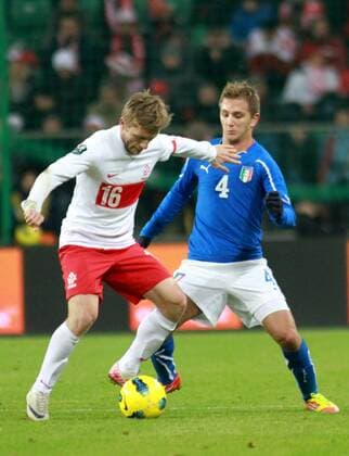 11.11.2011 Wroclaw, Poland. DOMENICO CRISCITO (ITA) , JAKUB Kuba BLASZCZYKOWSKI (POL) in action during the international football friendly match between Poland and Italy. xADAMxJASTRZEBOWSKIx xFOTOxOLIMPIx  ActionPlus11220112 Content restricted for UK based newspaper