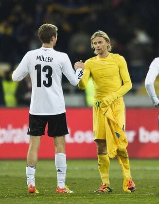 Shakehands zwischen den FC Bayern-Spielern Thomas MÜLLER ( GER, l.) und Anatoliy TYMOSCHUK (UKR) nach dem Schlusspfiff; fairplay; Fussball , Ukraine (UKR) - Deutschland (GER) 3:3, am 11.11.2011 in Kiew Ukraine