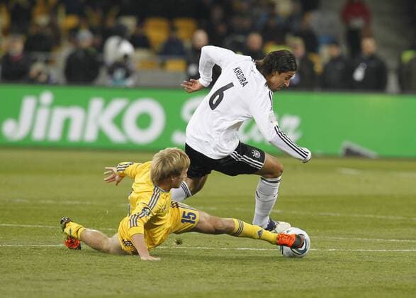 Ukraine, Herren Fussball, Freundschaftsspiel. Länderspiel, Ukraine vs Deutschland, 11.11.2011, Olympiastadion Kiew, Roman Bezus, UKR, Sami Khedira, Deutschland,