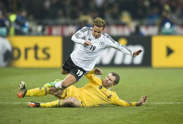 Mario GÖTZE ( GER) wird von Oleksandr KUCHER (UKR) zu Fall gebracht; Aktion, Spielszene, Zweikampf; Fussball , Ukraine (UKR) - Deutschland (GER) 3:3, am 11.11.2011 in Kiew Ukraine