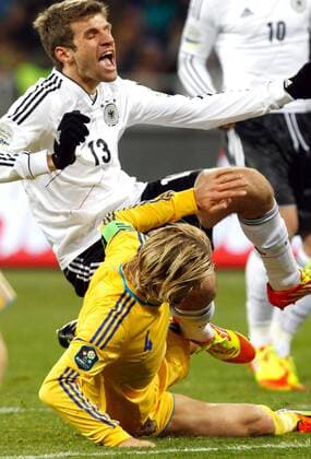 FUSSBALL - UKR vs GER, Testspiel KIEW, 11.NOV.11 - FUSSBALL - Länderspiel, Freundschaftsspiel, Ukraine vs Deutschland. Bild zeigt Thomas Müller (GER) und Anatoliy Tymoschuk (UKR). 