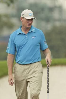 12.11.2011. Singapore. Ernie Els(RSA) in action on hole 2 during Round 3 of the Barclays Singapore Open 2011, Sentosa Golf Club. xDanielxSweex  ActionPlus20111138 Content restricted for UK based newspaper
