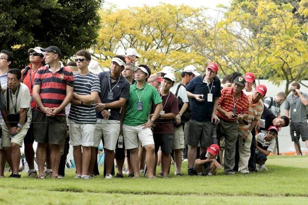 12.11.2011. Singapore. The crowd anticipates the tee-off on hole 1 during Round 3 of the Barclays Singapore Open 2011, Sentosa Golf Club. xDanielxSweex  ActionPlus20111136 Content restricted for UK based newspaper
