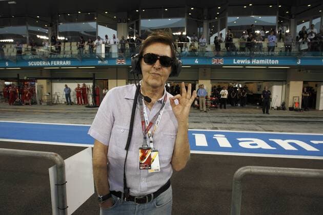 Motorsports: FIA Formula One World Championship 2011, Grand Prix of Abu Dhabi, Sir James Paul McCartney (GBR, Singer, Saenger) xHOCHxZWEIx