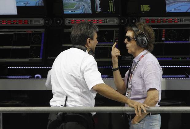 Motorsports: FIA Formula One World Championship 2011, Grand Prix of Abu Dhabi, Sir James Paul McCartney (GBR, Singer, Saenger) xHOCHxZWEIx