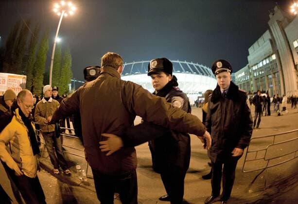 Kontrolle eines Fans durch einen Polizisten vor dem Olympia Stadion in Kiew, Sicherheit, Polizist, Polizei, Kontrolle, allgemein, Randmotiv, Land und Leute, Fussball Freundschaftsländerspiel, Ukraine, am 11.11.2011 in Kiew Ukraine o0 Polizei Polizist Sicherheit Stadionsicherheit Einlass Kontrolle Einlasskontrolle Eingang
