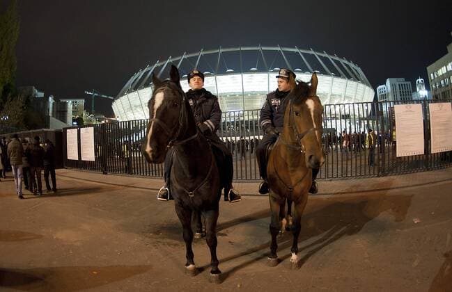 Berittene Polizisten auf Pferden vor dem Olympia Stadion in Kiew, Sicherheit, Polizist, Polizei, Kontrolle, allgemein, Randmotiv, Land und Leute, Fussball Freundschaftsländerspiel, Ukraine, am 11.11.2011 in Kiew Ukraine o0 Polizei Polizist Sicherheit Stadionsicherheit Tiere Pferde Sportstätte Stadion Totale Olimpiyskyi