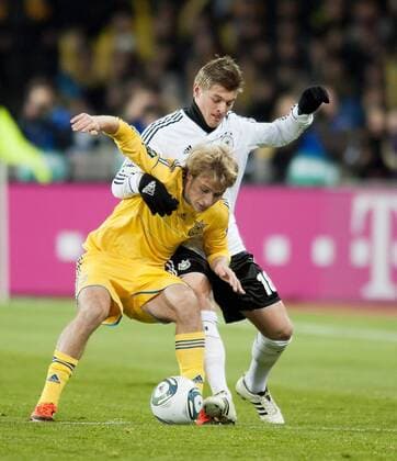 Toni KROOS r. (GER) im Zweikampf gegen Roman BEZUS (UKR), Aktion, Fussball Freundschaftsländerspiel, Ukraine (UKR) - Deutschland (GER) 3:3, am 11.11.2011 in Kiew Ukraine