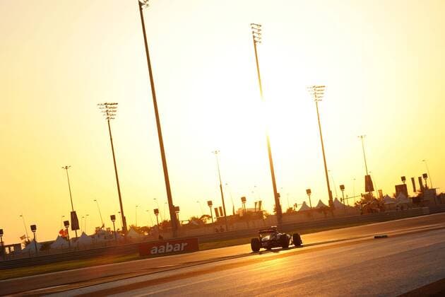 ABU DHABI GRAND PRIX AT YAS MARINA CIRCUIT 2011. TRACK ATMOSPHERE AT SUNSET Formule 1 : Grand Prix d Abu Dhabi - Essais - 12.11.2011 - BERNARDASSET  o0 Symbol Sportstätte Rennstrecke Totale Objekte Rennwagen Gegenlicht Silhouette Flutlicht