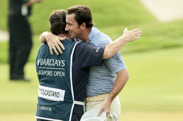 14.11.2011. Singapore. Gonzalo Fernandez Castano (ESP) get a hug from his caddie in the championship playoffs of the Barclays Singapore Open 2011, Sentosa Golf Club. xDanielxSweex  ActionPlus20203601 Content restricted for UK based newspaper