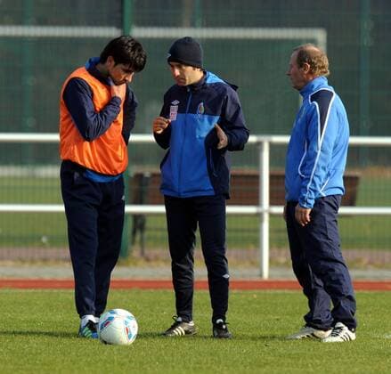 Fussball, Herren, Nationalelf Aserbaidschan, in Vorbereitung des Testspiels beim 1. FC Union Berlin trainierte Aserbaidschan in Berlin-Köpenick auf dem Sportplatz an der Dörpfeldstraße, Trainer Berti Vogts, Hans-Hubert Vogts (r.) und Dolmetscher Aydin Rustamov (M.), 14.11. 2011,