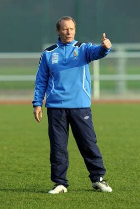 Fussball, Herren, Nationalelf Aserbaidschan, in Vorbereitung des Testspiels beim 1. FC Union Berlin trainierte Aserbaidschan in Berlin-Köpenick auf dem Sportplatz an der Dörpfeldstraße, Trainer Berti Vogts, Hans-Hubert Vogts, 14.11. 2011,