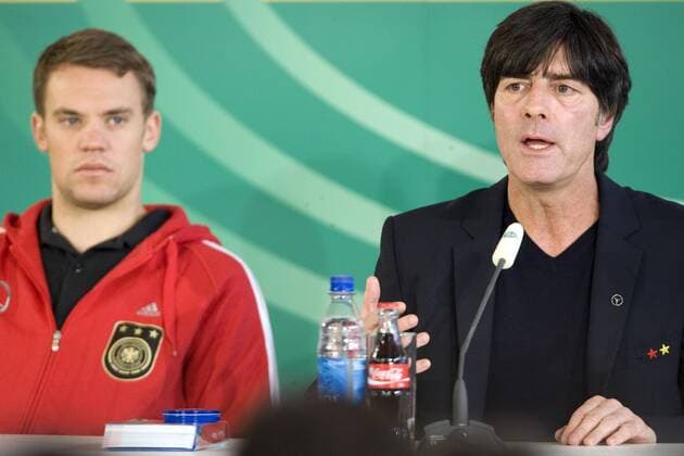 Deutschland,Hamburg, Forschungszentrum Beiersdorf, Fussball, Deutsche Nationalmannschaft, Pressekonferenz vor dem Spiel gegen die Niederlande, Torwart Manuel Neuer, Bundestrainer Joachim Löw(GER)
