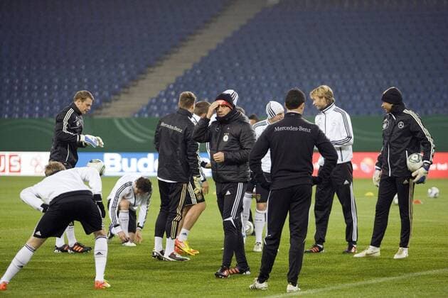 Deutschland,Hamburg, Imtech Arena, Fussball,Deutsche Nationalmannschaft, Training vor dem Spiel gegen die Niederlande, Trainer Joachim Löw(GER) im Spielerkreis