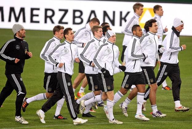 14.11.2011, Fussball, Training der deutschen Nationalmannschaft in der Imtech-Arena Hamburg. Warmlaufen