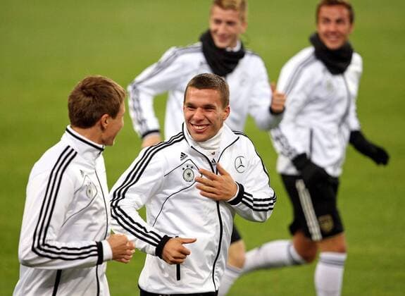 14.11.2011, Fussball, Training der deutschen Nationalmannschaft in der Imtech-Arena Hamburg. v.l. Holger Badstuber (Deutschland) , Lukas Podolski (Deutschland)