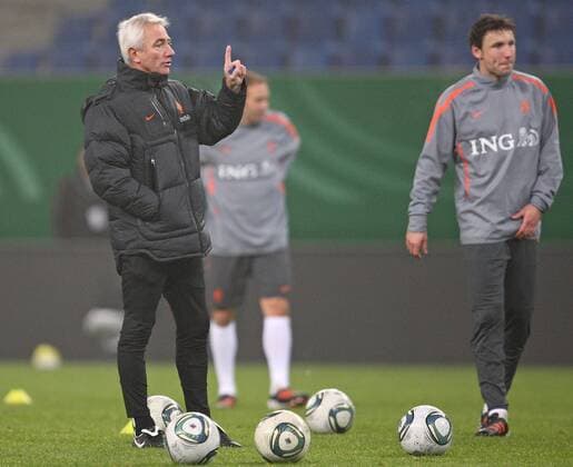 14.11.2011, Fussball, Training der niederländischen Nationalmannschaft in der Imtech-Arena Hamburg. v.l. Trainer Bert van Marwijk (Niederlande) , Mark van Bommel (Niederlande)