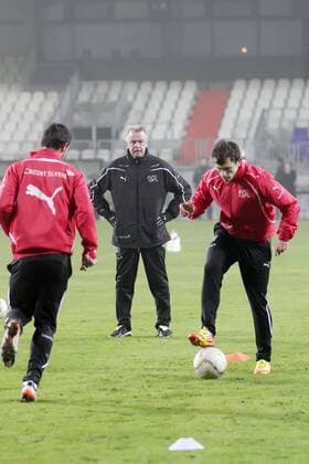 Ottmar HITZFELD (Trainer Schweiz) beobachtet Spieler Admir MEHMEDI (rechts) beim Training Training Nationalmannschaft Schweiz Freundschaftslaenderspiel, Herren, Maenner, Saison 2011-2012, 14.11.2011, Luxemburg - Schweiz