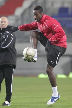 Johan DJOUROU - Johannes DJOUROU spielt den Ball beim Training Training Nationalmannschaft Schweiz Freundschaftslaenderspiel, Herren, Maenner, Saison 2011-2012, 14.11.2011, Luxemburg - Schweiz