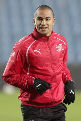 Goekhan INLER beim Aufwaermen Training Nationalmannschaft Schweiz Freundschaftslaenderspiel, Herren, Maenner, Saison 2011-2012, 14.11.2011, Luxemburg - Schweiz